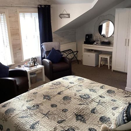By The Seaside Bed & Breakfast Blackpool Exterior photo
